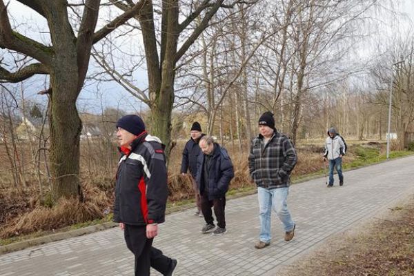 Mieszkańcy spacerują po świeżym powietrzu.