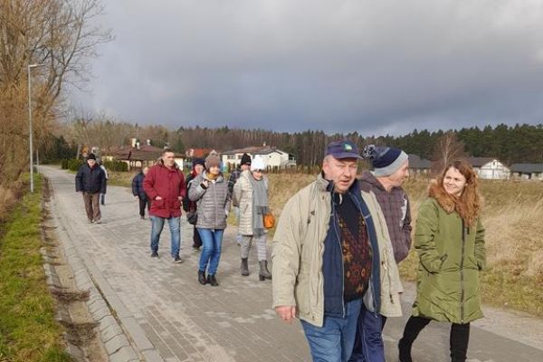 Mieszkańcy spacerują po świeżym powietrzu.