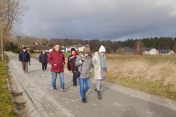 Mieszkańcy spacerują po świeżym powietrzu.