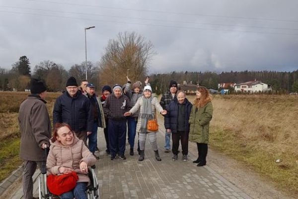 Mieszkańcy spacerują po świeżym powietrzu.