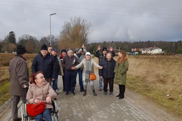 Mieszkańcy spacerują po świeżym powietrzu.