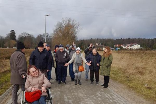 Mieszkańcy spacerują po świeżym powietrzu.