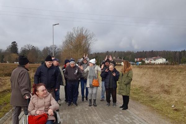 Mieszkańcy spacerują po świeżym powietrzu.
