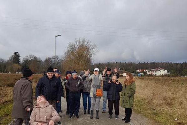 Mieszkańcy spacerują po świeżym powietrzu.