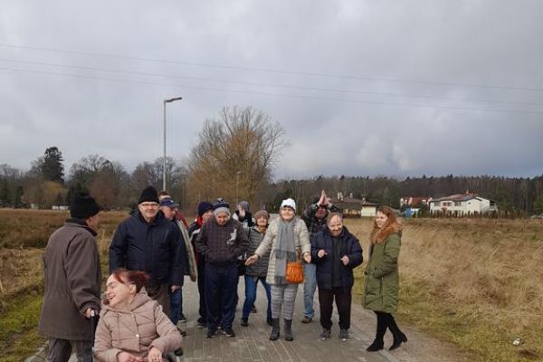Mieszkańcy spacerują po świeżym powietrzu.