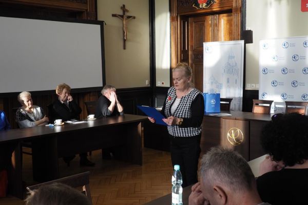 Mieszkanka czyta swój nagrodzony wiersz.