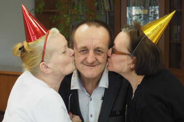 Mieszkaniec Pan Grzegorz świętuje urodziny.