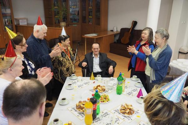 Mieszkaniec Pan Grzegorz świętuje urodziny.