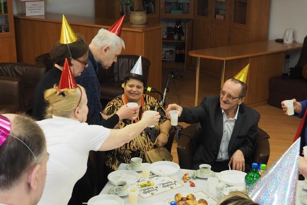 Mieszkaniec Pan Grzegorz świętuje urodziny.