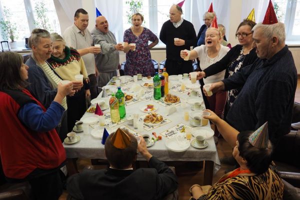 Mieszkaniec Pan Grzegorz świętuje urodziny.