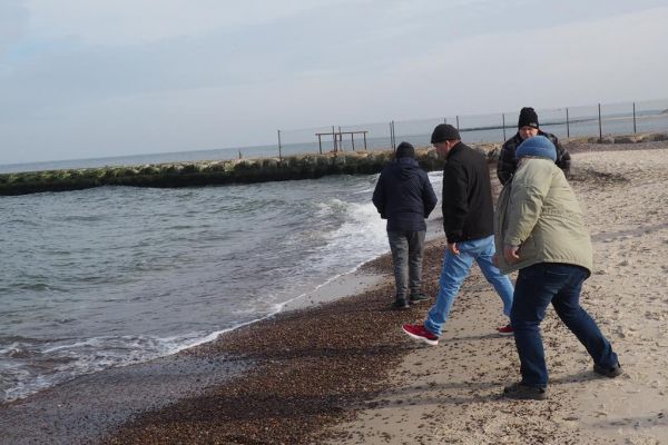 ieszkańcy spaceruja po plaży w Ustce.