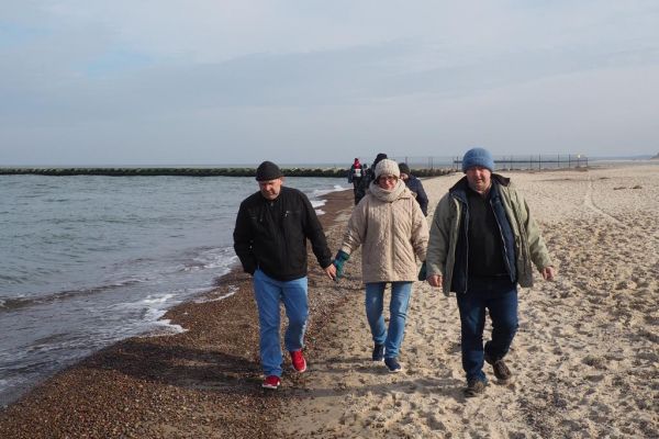 ieszkańcy spaceruja po plaży w Ustce.