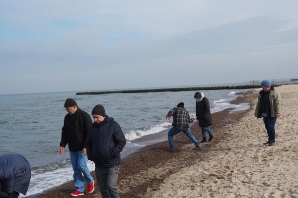 ieszkańcy spaceruja po plaży w Ustce.