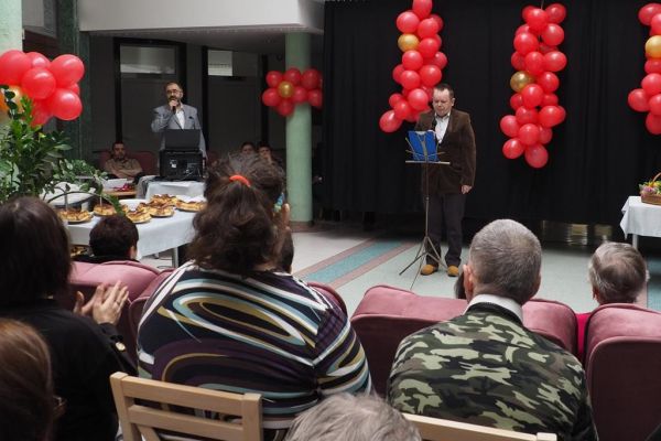  Występ wokalny mieszkańca na Dzień Kobiet i Mężczyzn.