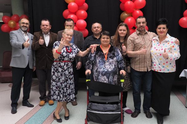 Zdjęcie zborowe występujących Mieszkańców z Panią Dyrektor w Dniu Kobiet i Mężczyzn.