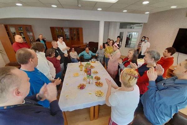 Mieszkańcy świętują uroczyście urodziny przy poczęstunku