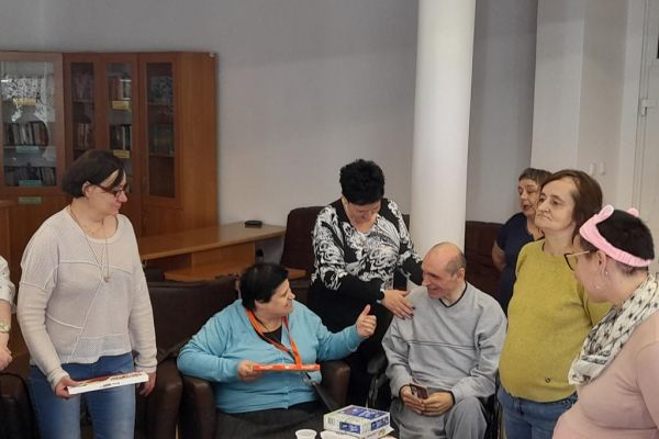 Mieszkańcy świętują uroczyście urodziny przy poczęstunku