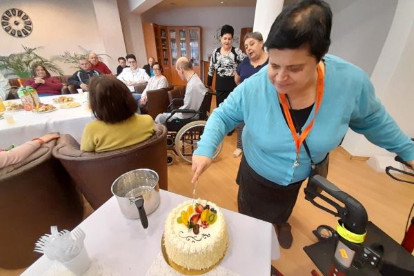 Mieszkańcy świętują uroczyście urodziny przy poczęstunku