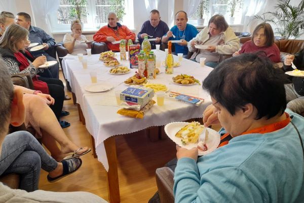 Mieszkańcy świętują uroczyście urodziny przy poczęstunku