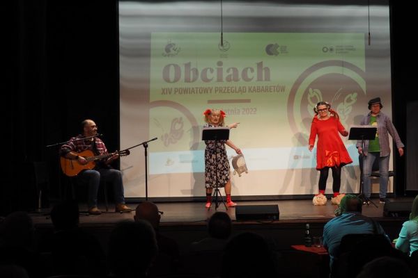 Mieszkańcy występują na scenie podczas Przeglądu Kabaretów Obciach w Kobylnicy.