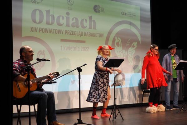 Mieszkańcy występują na scenie podczas Przeglądu Kabaretów Obciach w Kobylnicy.