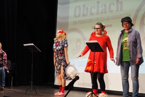 Mieszkańcy występują na scenie podczas Przeglądu Kabaretów Obciach w Kobylnicy.