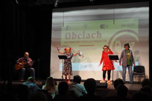 Mieszkańcy występują na scenie podczas Przeglądu Kabaretów Obciach w Kobylnicy.