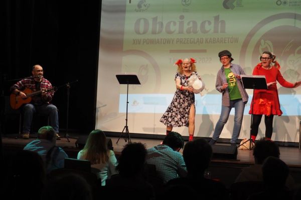 Mieszkańcy występują na scenie podczas Przeglądu Kabaretów Obciach w Kobylnicy.