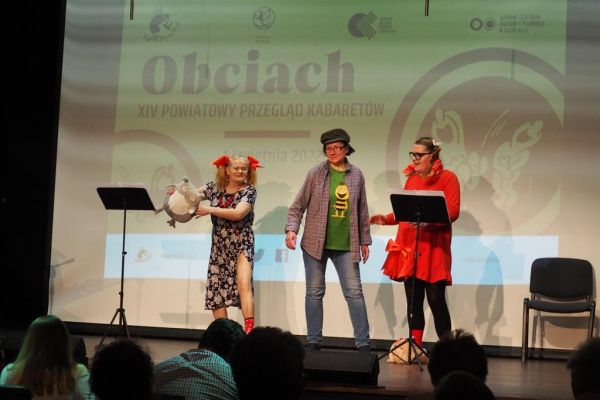 Mieszkańcy występują na scenie podczas Przeglądu Kabaretów Obciach w Kobylnicy.