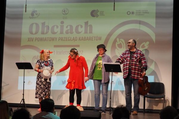 Mieszkańcy występują na scenie podczas Przeglądu Kabaretów Obciach w Kobylnicy.