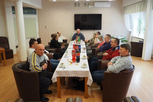 Mieszkańcy świętują uroczyście urodziny przy poczęstunku.