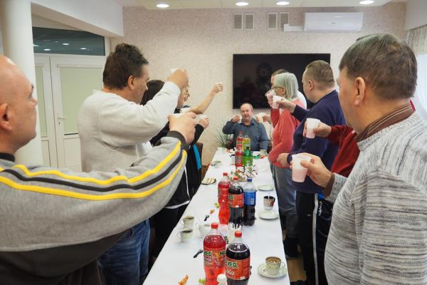 Mieszkańcy świętują uroczyście urodziny przy poczęstunku.
