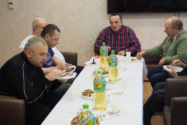 Mieszkańcy świętują uroczyście urodziny przy poczęstunku.