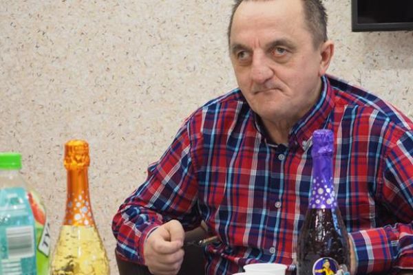 Mieszkańcy świętują uroczyście urodziny przy poczęstunku.