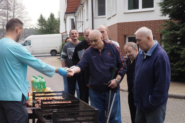 Mieszkańcy podczas grillowania.