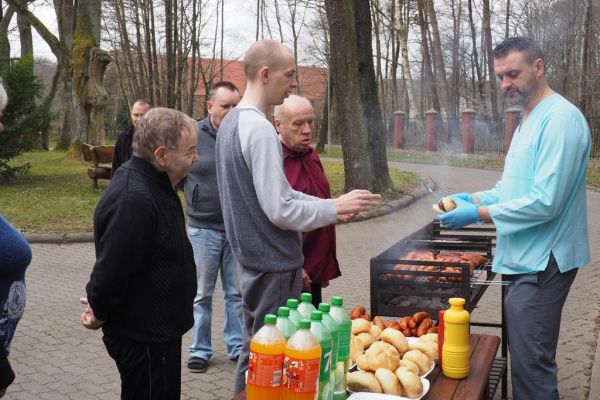 Mieszkańcy podczas grillowania.