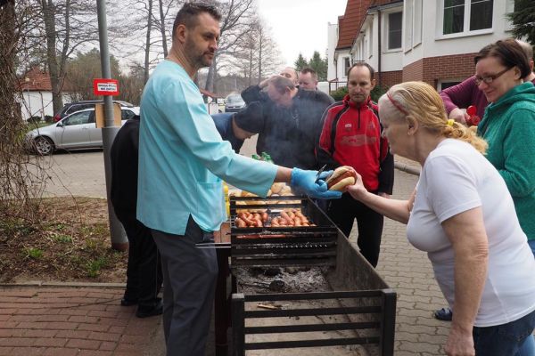 Mieszkańcy podczas grillowania.