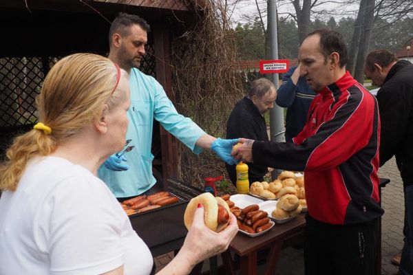 Mieszkańcy podczas grillowania.