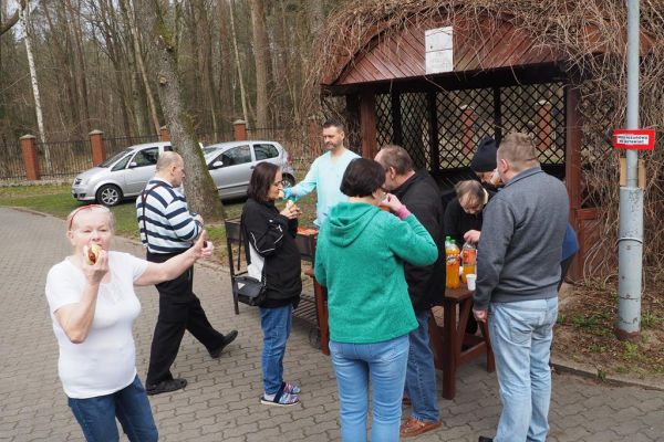 Mieszkańcy podczas grillowania.