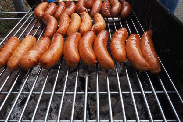 Kiełbasa na grillu.