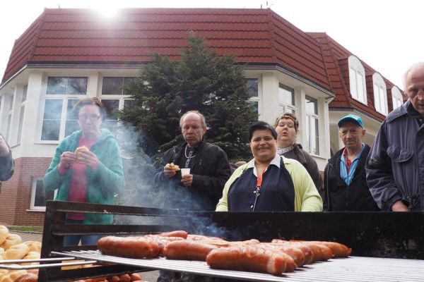 Mieszkańcy podczas grillowania.