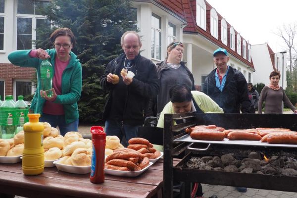 Mieszkańcy podczas grillowania.