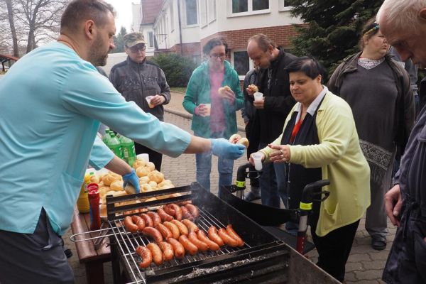 Mieszkańcy podczas grillowania.