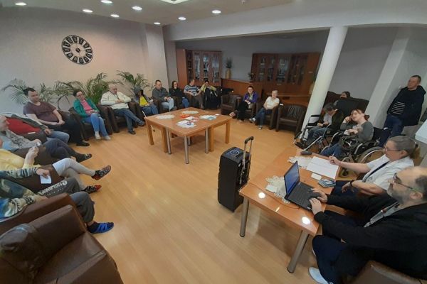 Mieszkańcy odgadują tytuły piosenek podczs quizu Jaka to melodia.