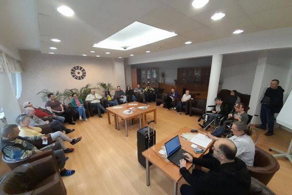 Mieszkańcy odgadują tytuły piosenek podczs quizu Jaka to melodia.