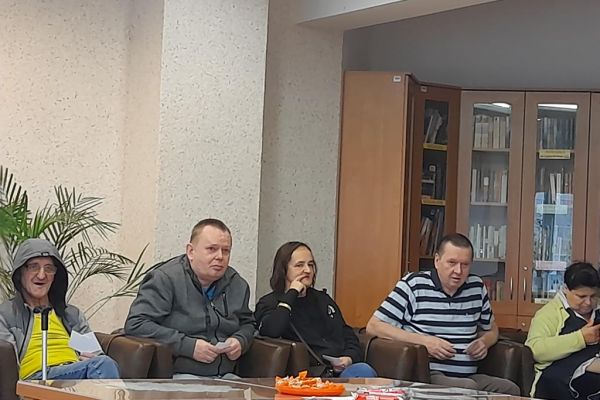 Mieszkańcy odgadują tytuły piosenek podczs quizu Jaka to melodia.