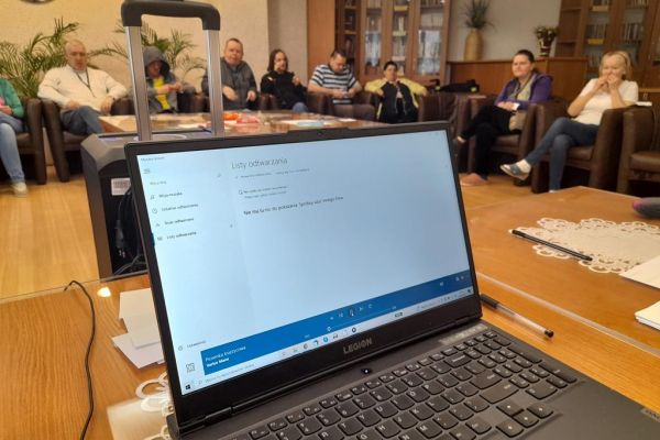 Mieszkańcy odgadują tytuły piosenek podczs quizu Jaka to melodia.