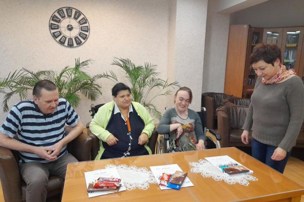 Mieszkańcy odgadują tytuły piosenek podczs quizu Jaka to melodia.