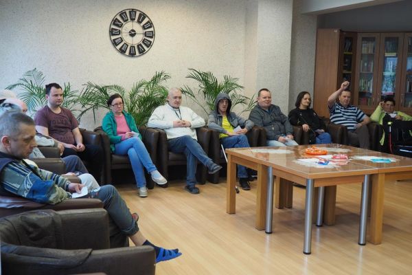 Mieszkańcy odgadują tytuły piosenek podczs quizu Jaka to melodia.