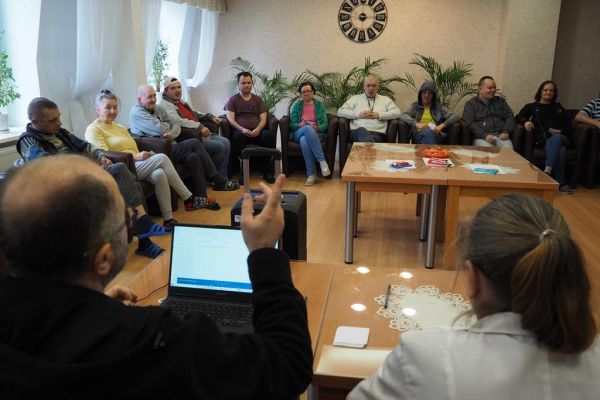 Mieszkańcy odgadują tytuły piosenek podczs quizu Jaka to melodia.